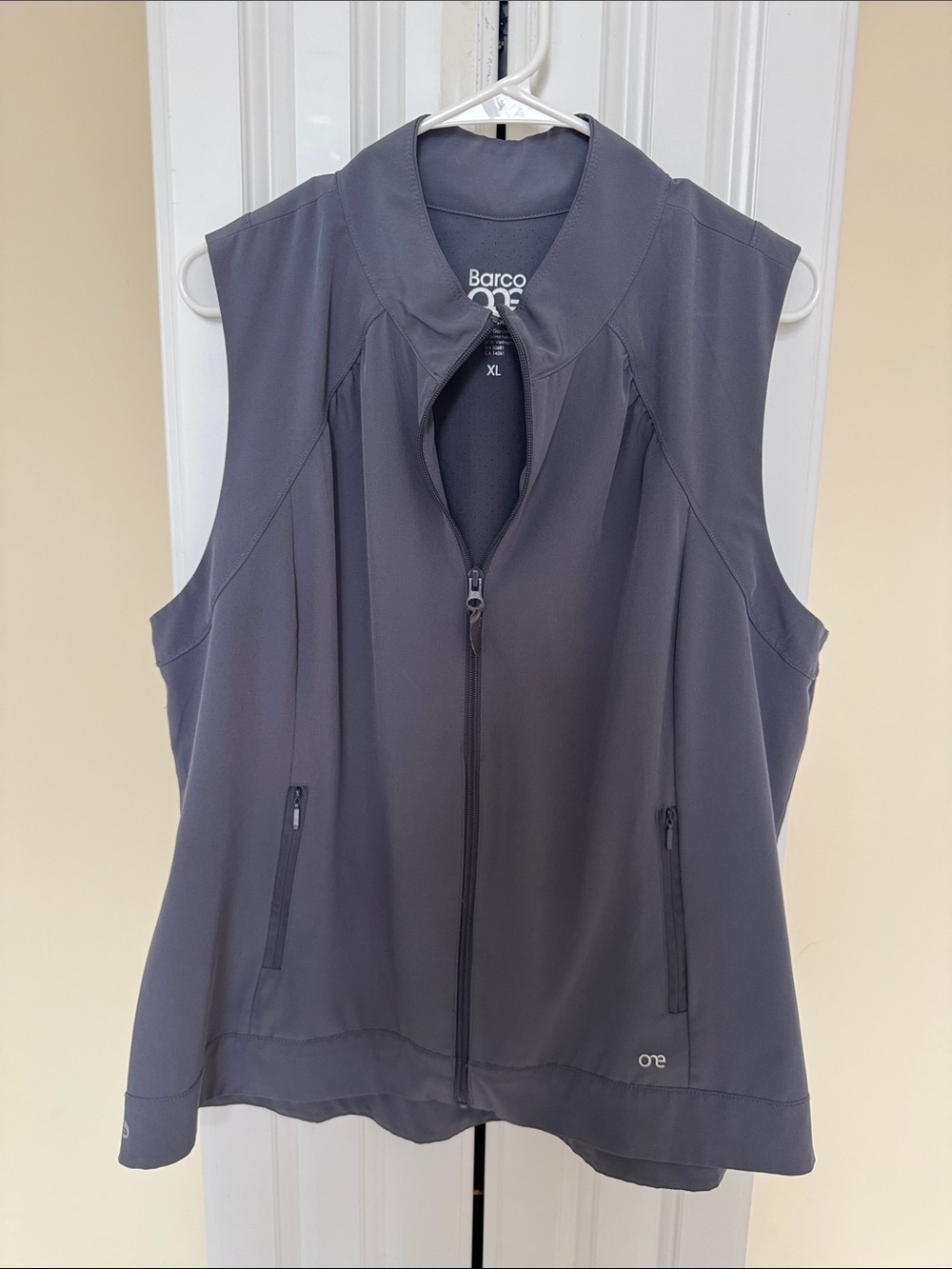 Barco One Women's Gray Sleeveless Zip-Front Vest